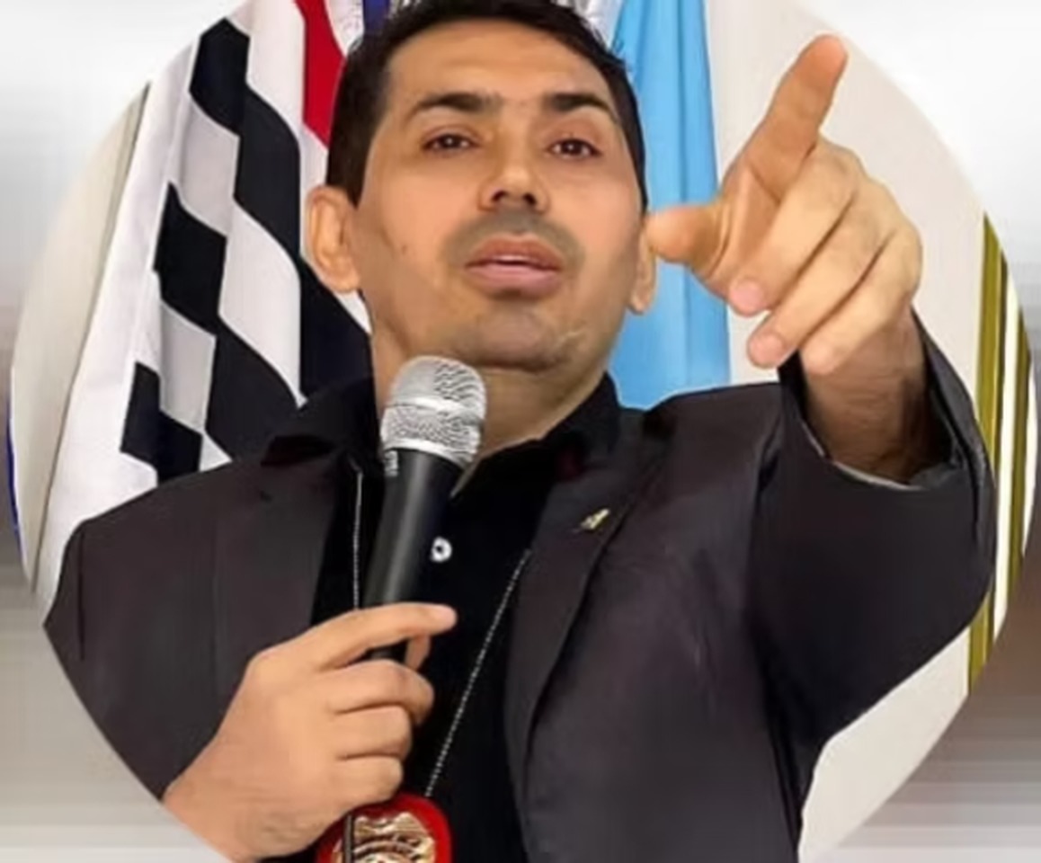 Presidente do Grupo UNIEV ministrando ao microfone